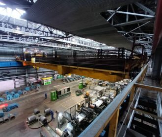 Overall view of a bridge crane