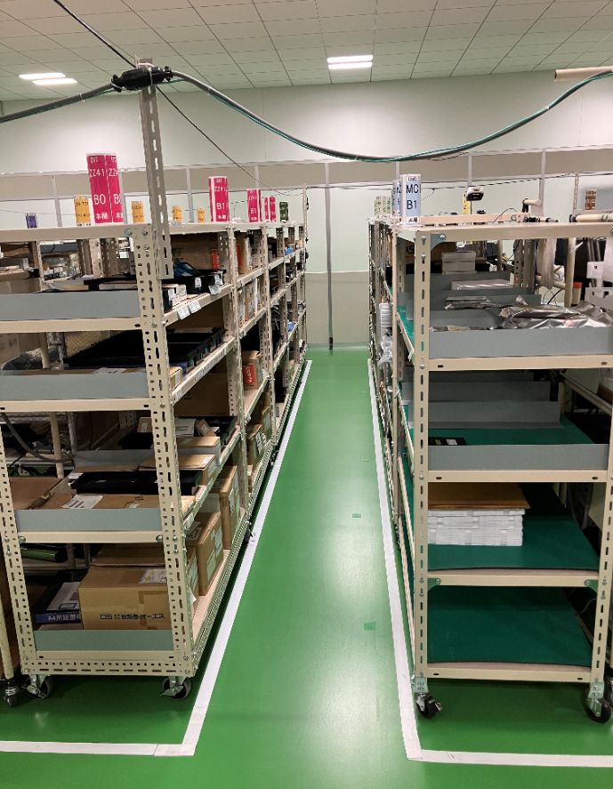 Tracking in narrow aisles